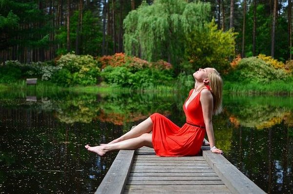 Comment la mode féminine a-t-elle évolué au fil des décennies ?